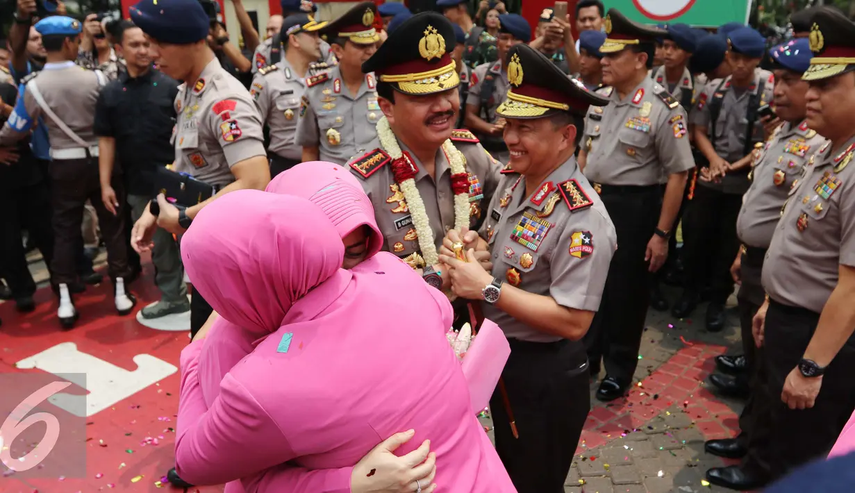 Kepala BIN Jendral Budi Gunawan berjabat tangan dengan Kapolri Jendral Tito Karnavian saat acara tradisi penghantaran tugas Budi Gunawan sebagai Kepala BIN di Auditorium PTIK, Jakarta, Rabu (14/9). (Liputan6.com/Helmi Afandi)