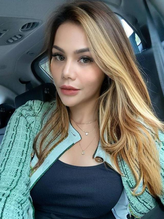 6 Potret Terbaru DJ Katty Butterfly yang Dipuji Hidungnya Semakin Mancung