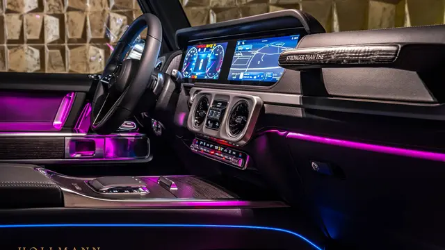 Interior plaid abu-abu dengan sentuhan kulit dan ornamen kayu, berpadu mesin 3.0 liter diesel mild-hybrid bertenaga 367 PS yang siap melesat buas (Mercedes-Benz)
