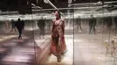 Seorang model mengenakan busana kreasi Fendi's Spring-Summer 2021 Haute Couture dalam acara Paris Fashion Week di Paris, Prancis, Rabu (27/1/2021). Paris Fashion Week 2021 digelar tanpa penonton karena kekhawatiran akan virus corona COVID-19. (AP Photo/Francois Mori)