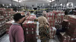 Petugas PPNS BPOM mendata barang bukti hasil pengungkapan kasus peredaran obat dan makanan ilegal di sebuah gudang kawasan Sunter, Jakarta, Selasa (10/12/2019). BPOM menyita 43.071 kosmetik, 58.355 obat tradisional, dan 14.533 pangan olahan ilegal senilai Rp 53 miliar. (merdeka.com/Iqbal Nugroho)