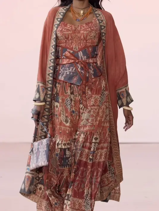 Menghadirkan koleksi yang menyatukan warna-warna cerah, pola-pola yang unik dari kain tenun Sumba dalam bentuk jaket aplikasi tenun Sumba Pahikung dan Hinggi, selendang Ikat Sumba, setelan busana dengan teknik print di atas bahan-bahan yang ringan untuk dipadankan dengan tenun tangan, bordir yang rumit, dan aksesoris asli Sumba, seperti Mamuli. [@indonesianow_theshow]