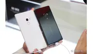 Xiaomi Mi Mix putih dan hitam yang terbuat dari kaca keramik (Sumber: Gizmochina)