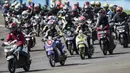 Para pebalap memacu motornya pada pembukaan Yamaha Sunday Race di Sirkuit Sentul, Bogor, Minggu (8/4/2018). Lomba ini diselenggarakan oleh Yamaha Indonesia Motor Manufacturing dengan mempertandingan 10 kelas. (Bola.com/Vitalis Yogi Trisna)