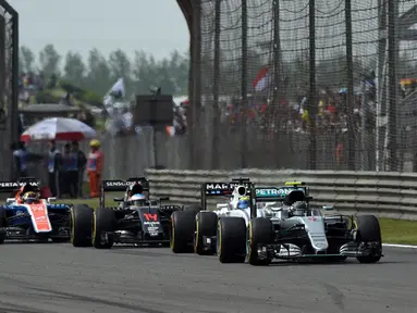 Mobil Pembalap Manor Racing kebanggaan Indonesia, Rio Haryanto (Keempat kanan) saat beradu balap dengan sejumlah pembalap lainnya di Sirkuit Internasional China, Minggu (17/4/2016). (JOHANNES EISELE / AFP)