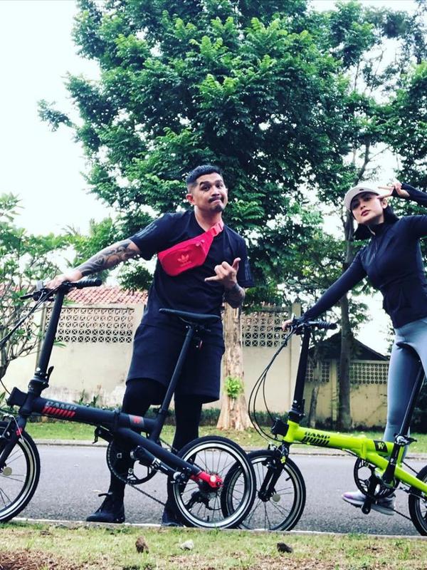Gaya Selvi Kitty Naik Sepeda Lipat. (Sumber: Instagram/selvikitty)