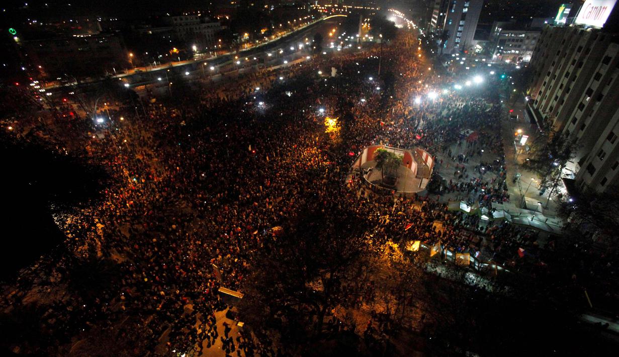 Fans Cile turun ke jalan saat merayakan kemenangan timnya atas Argentina pada laga Final Copa America Centenario 2016 di Santiago, Cile (27/6/2016). (REUTERS/Carlos Vera) 