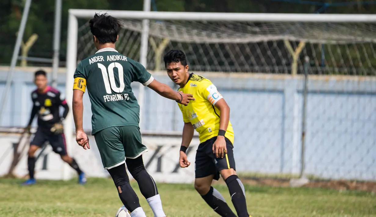 Para pemain beradu aksi saat babak perempat final laga Pertamax Liga Ayo 2019. (Dokumentasi)