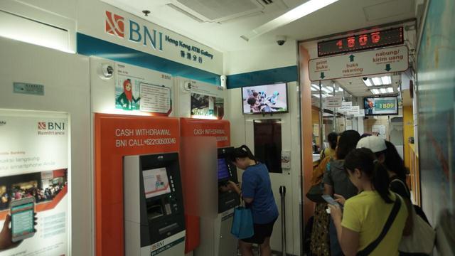 Beberapa nasabah BNI sedang melakukan transaksi di ATM BNI Hongkong pada 30 Desember 2019.