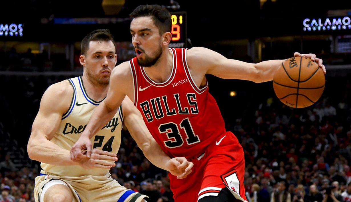 Pebasket Chicago Bulls, Tomas Satoransky, berusaha melewati pebasket Milwaukee Bucks pada laga NBA di United Center, Selasa (31/12/2019). Milwaukee Bucks menang 123-102 atas Chicago Bulls. (AP/Matt Marton)