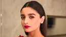 Alia Bhatt merupakan akrtis India keturunan Inggris. Wajar jika ia mempunyai wajah yang super cantik dan bibir yang seksi menggoda. (Foto: instagram.com/aliaabhatt)