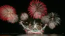 Kembang api dari peserta asal China menghiasi langit Manila pada puncak kompetisi Pyromusical Internasional ke-9 di Filipina, Sabtu (24/3). Tim kembang api dari Jerman dan Inggris memenangkan festival kembang api internaisonal ini. (AP/Bullit Marquez)