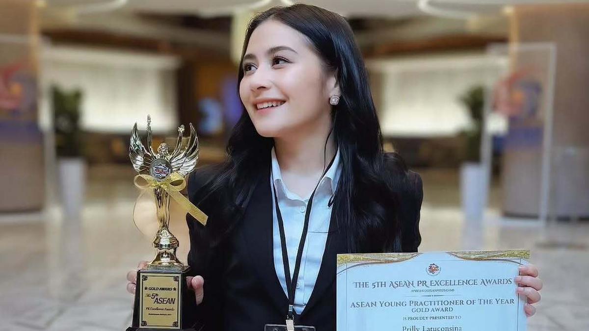 Gaya Stylish dan Modern Prilly Latuconsina Pakai Wastra, Raih Penghargaan Se-ASEAN yang Bikin Bangga!