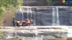 Dua wisatawan asal Tegal ini bernama Andini dan Iksan tercebur ke kolam saat sedang berfoto-foto di tepi curug.