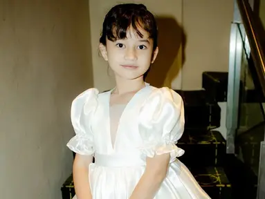 Graciella Abigail, seleb cilik kelahiran 4 Desember 2012. Sebelum memerankan karakter Ika di Miracle In Cell No, 7, Graciella curi perhatian dalam series Layangan Putus. Usai series tersebut namanya terus melambung. Kini ia menjadi aktris cilik yang bikin gemas seperti saat pakai outfit putih. (Liputan6.com/IG/@graciellaabigail)
