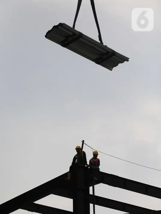 Pekerja konstruksi beraktivitas di proyek pembangunan gedung di Jakarta, Selasa (16/3/2021). Angka tersebut turun tipis 1,46 persen dibandingkan 2019 lalu sebanyak 155.327 kasus. (merdeka.com/Imam Buhori)