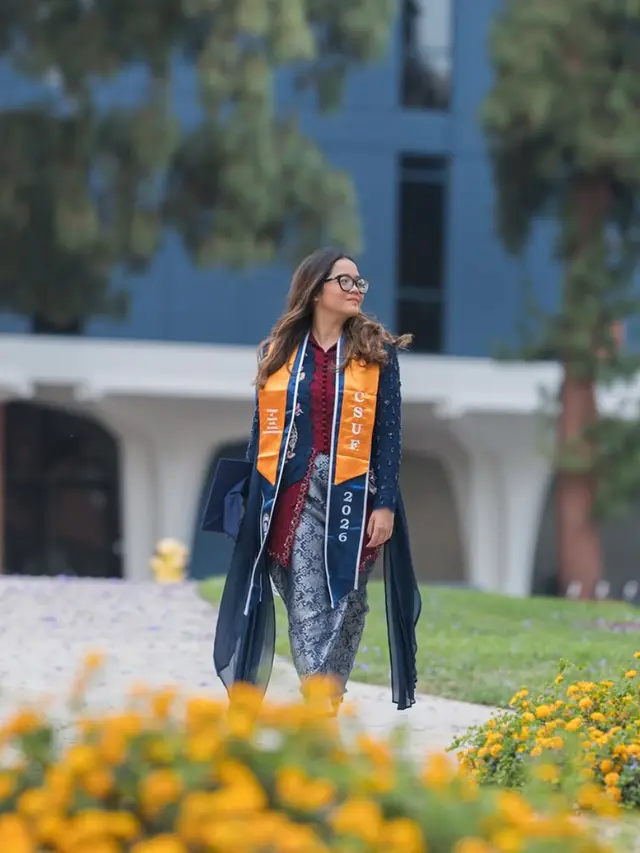 Cinta Kuya saat Wisuda di California State University, Fullerton pakai kebaya maroon. [@astridkuya]