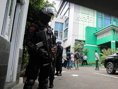 Anggota Brimob bersenjata lengkap berjaga usai penembakan di Kantor Majelis Ulama Indonesia (MUI) Jakarta, Selasa (2/5/2023). Penembakan yang terjadi antara pukul 10.00-11.00 WIB tersebut melukai tiga orang staff dan pelaku dikabarkan tewas saat diamankan petugas kepolisian. (Liputan6.com/Faizal Fanani)