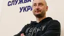 Wartawan Rusia, Arkady Babchenko menghadiri konferensi pers di Dinas Keamanan Ukraina, Rabu (30/5). Dalam keterangan pers-nya, Babchenko mengucapkan terima kasih kepada Dinas Keamanan Ukraina karena telah menyelamatkan hidupnya. (AP/Efrem Lukatsky)