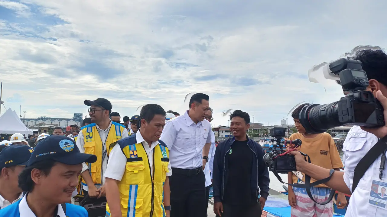Menteri Koordinator Bidang Infrastruktur dan Pembangunan Kewilayahan, Agus Harimurti Yudhoyono (AHY), mengecek pembangunan tanggul raksasa di Cilincing, Jakarta Utara. (Maulandy/Liputan6.com)