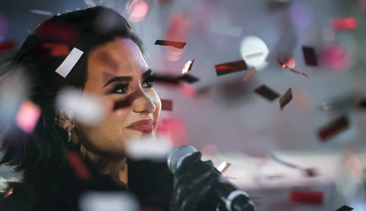 Penyanyi Demi Lovato menghibur penggemarnya selama perayaan malam tahun baru 2016 di Times Square,Manhattan borough New York, USA (31/12/2015). (REUTERS/Carlo Allegri)
