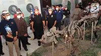 Menteri Parekraf Sandiaga Salahuddin Uno mengunjungi Museum Manusia Purba Sangiran, di Sargen, Jawa Tengah, Senin (12/10/2021). Kemenparekraf juga memilki program BEDAKAN yang akan membantu pedagang untuk bisa meningkatkan dagangannya di masa pandemi Covid-19. (Liputan6.com/HO/Parekraf)
