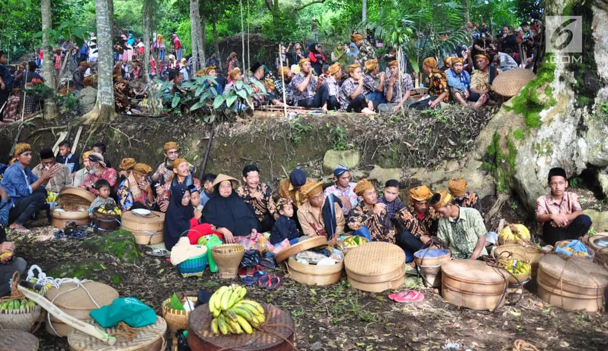 Warga memanjatkan doa saat mengikuti Sadranan Rejeban Plabengan di Lereng Gunung Sumbing, Temanggung, Jawa Tengah, Jumat (22/3). Dalam tradisi ini warga menggelar doa dan makan bersama di makam sesepuh. (Liputan6.com/Gholib)