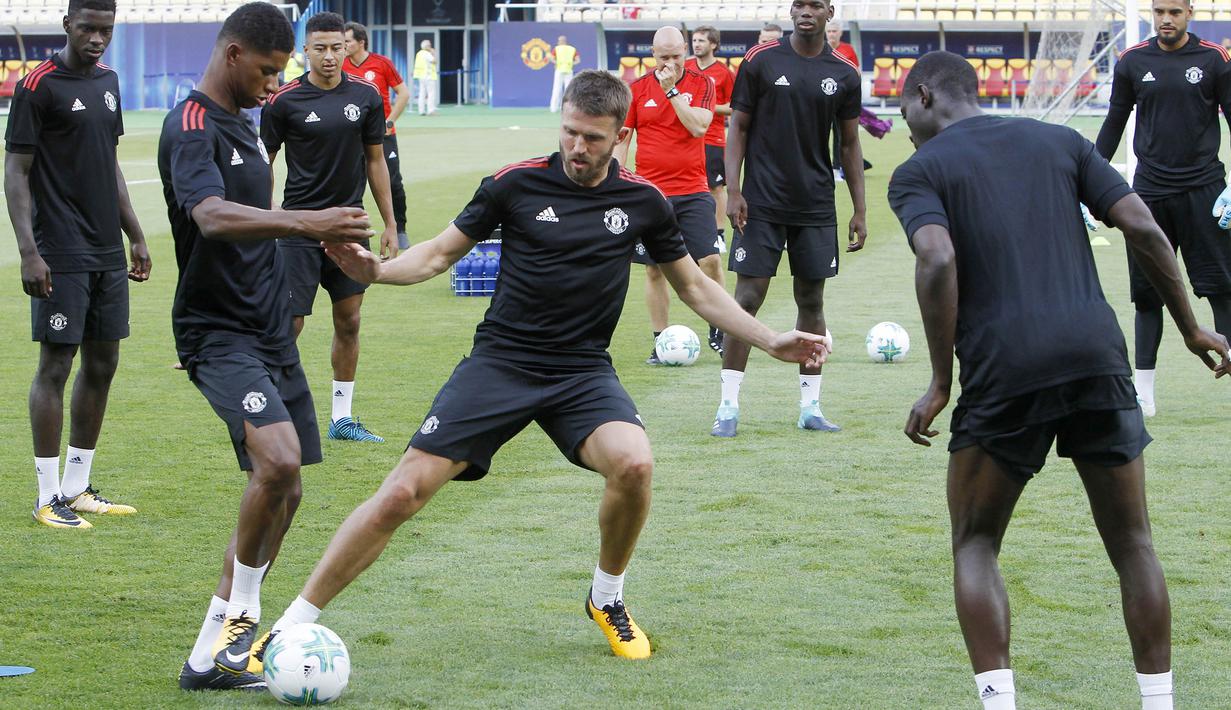 Gelandang Manchester United, Michael Carrick, berusaha merebut bola saat mengikuti sesi latihan jelang laga Piala Super Eropa di Stadion Philip II, Skpje, Senin (7/8/2017). Manchester United akan bertanding melawan Real Madrid. (AP/Boris Grdanoski)