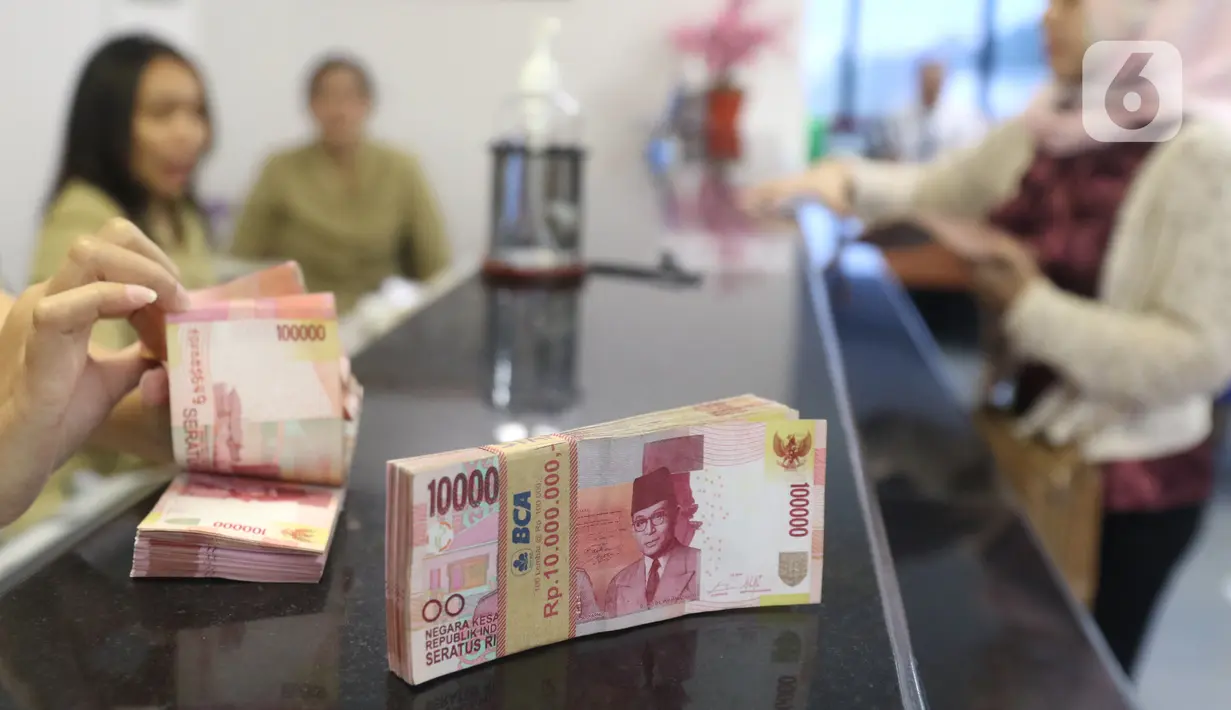 Pegawai tengah menghitung mata uang rupiah di penukaran uang di Jakarta, Rabu (4/3/2020). Rupiah ditutup menguat 170 poin atau 1,19 persen menjadi Rp14.113 per dolar AS dibandingkan posisi hari sebelumnya Rp14.283 per dolar AS. (Liputan6.com/Angga Yuniar)