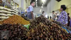 Buah kurma yang dijajakan di salah satu kios pasar Tanah Abang, Jakarta, Jumat (10/6). Menurut pedagang, penjualan kurma di bulan Ramadan mengalami peningkatan hingga dua kali lipat dibandingkan hari biasanya. (Liputan6.com/Johan Tallo)