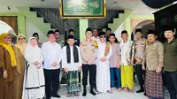 Para pengurus PCNU Garut saat menerima kunjungan silaturahmi Kapolres Garut AKBP Muhammad Fajar Gemilang, di kantor PCNU Garut. (Liputan6.com/Jayadi Supriadin)