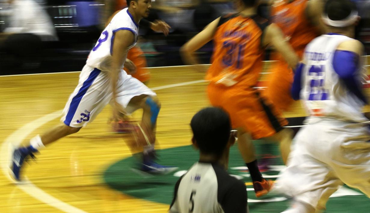 Aksi pemain Satria Muda Britama, Arki Dikania Wisnu. (Bola.com/Arief Bagus)