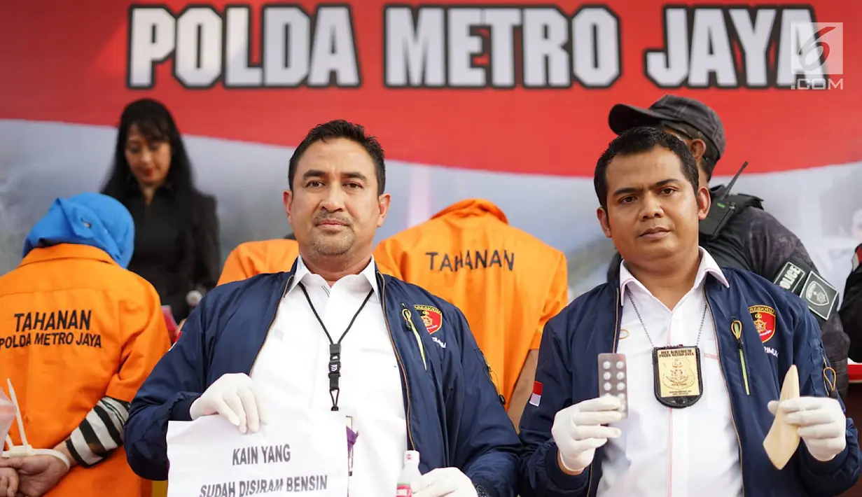 Dirkrimum Polda Metro Jaya Kombes Suyudi Ario Seto (kiri) menunjukkan barang bukti kasus istri bunuh dan bakar suami serta anak tiri di Polda Metro Jaya, Jakarta, Senin (2/9/2019). Polisi menyita barang bukti mobil, sepeda motor, korek api, dan obat tidur. (Liputan6.com/Immanuel Antonius)