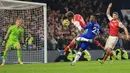 Striker Chelsea, Michy Batshuayi berebut bola dengan bek Arsenal, Rob Holding pada lanjutan pertandingan Liga Inggris di Stamford Bridge, Selasa (21/1/2020). Chelsea gagal memetik hasil maksimal usai ditahan Arsenal dengan skor 2-2. (AP Photo/Leila Coker)