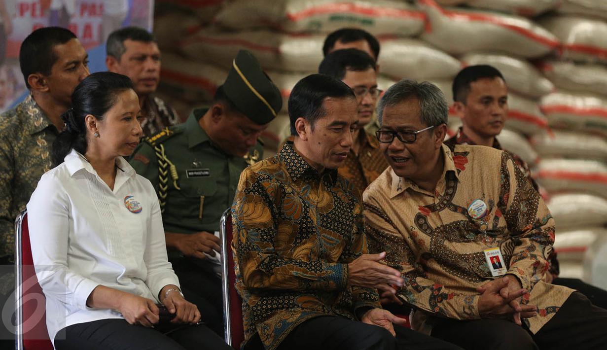 Presiden Jokowi berbincang dengan Dirut Bulog Djarot Kusumayakti (kanan) saat meninjau stok beras di Gudang Bulog, Jakarta, Jumat (2/10). Jokowi melepas secara simbolis 1.034 ton beras untuk 5 kota besar di Indonesia. (Liputan6.com/Faizal Fanani)