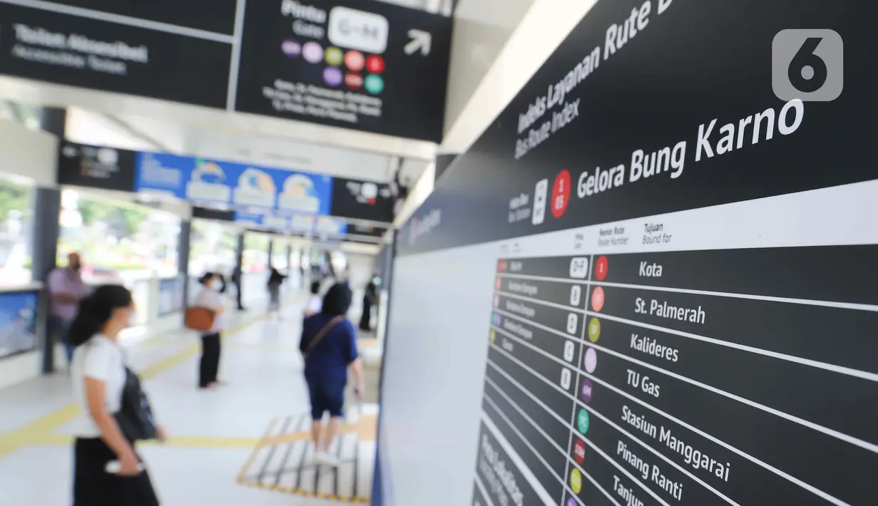 Papan rute layanan bus Transjakarta di Halte Gelora Bung Karno (GBK), Jakarta, Kamis (18/8/2022). PT Transportasi Jakarta (TransJakarta) kembali mengoperasikan Halte Gelora Bung Karno (GBK) setelah rampung direvitalisasi. Halte GBK efektif melayani pelanggan bertepatan di HUT Ke-77 RI pada Rabu, 17 Agustus 2022 kemarin. (Liputan6.com/Herman Zakharia)