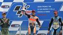 Pebalap Honda, Marc Marquez (tengah), memenangi balap MotoGP San Marino di Sirkuit Misano, Minggu (13/9/2015). (AFP Photo/Alberto Pizzoli)