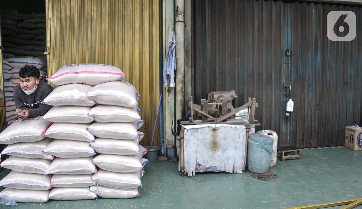 Kondisi salah satu agen beras yang tutup akibat kelangkaan pasokan di Pasar Induk Beras Cipinang (PIBC), Cipinang, Jakarta Timur, Selasa (31/1/2023). Stok yang menipis tersebut menyebabkan harga seluruh jenis beras di PIBC stabil tinggi sekitar 30-50 persen. Tidak hanya jenis medium, beras premium juga sama. (merdeka.com/Iqbal S. Nugroho)