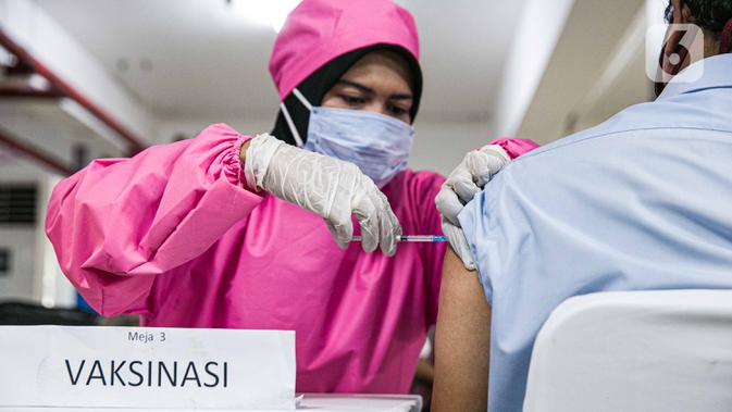 Petugas kesehatan menyuntikan vaksin COVID-19 kepada seorang pemuka agama di Mesjid Istiqlal, Jakarta, Selasa (23/2/2021). Pemuka agama yang mengikuti vaksinasi ini mencapai ribuan orang. (Liputan6.com/Faizal Fanani)