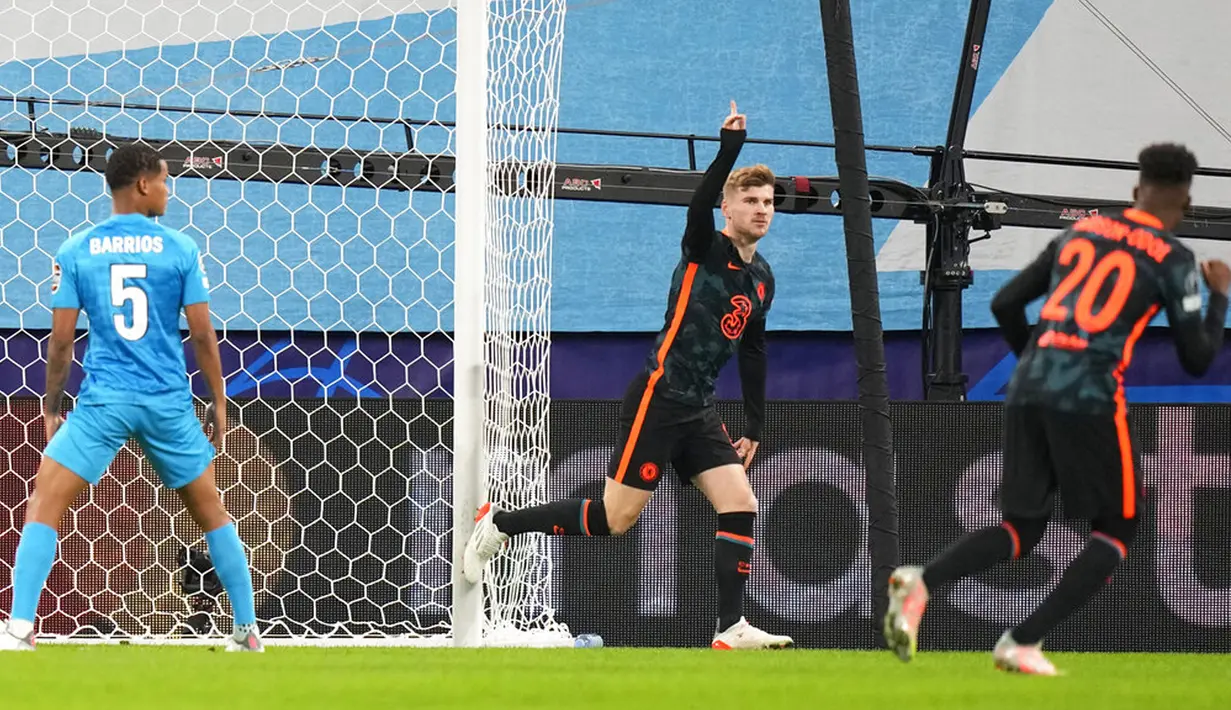 Pemain Chelsea Timo Werner (tengah) melakukan selebasi usai mencetak gol ke gawang Zenit St. Petersburg pada pertandingan sepak bola Grup H Liga Champions di Gazprom Arena, St.Petersburg, Rusia, 8 Desember 2021. Pertandingan berakhir dengan skor 3-3. (AP Photo/Dmitry Lovetsky)