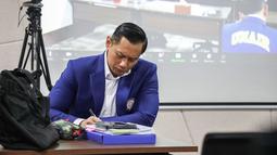 Saat sidang berlangsung, putra sulung SBY ini juga tampak begitu serius. Meski begitu, suami Annisa Pohan ini juga tetap terlihat begitu santai selama sidang berlangsung. (Liputan6.com/IG/@agusyudhoyono)