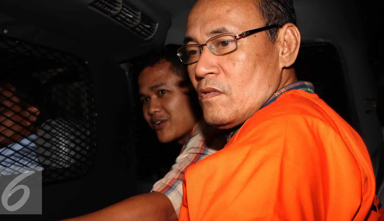 Eks calon Wakil Bupati Lebak Kasmin memasuki mobil tahanan usai menjalani pemeriksaan KPK, Jakarta, Selasa (18/8/2015). Kasmin ditahan karena diduga menyuap mantan Ketua MK Akil Mochtar dalam sengketa Pilkada Lebak 2013. (Liputan6.com/Helmi Afandi)