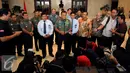 Panglima TNI, Jenderal TNI Gatot Nurmantyo (tengah) memberikan keterangan usai mengisi SPT Tahunan secara online di Mabes TNI, Jakarta, Rabu (30/3/2016). Sebelumnya Panglima TNI mengisi SPT Tahunan menggunakan E Filling. (Liputan6.com/Helmi Fithriansyah)