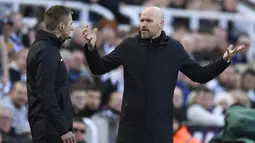 Pelatih MU, Erik Ten Hag (kanan), melakukan protes dalam pertandingan pekan ke-29 Liga Inggris 2022/2023 antara Newcastle United melawan Manchester United yang berlangsung di St. James Park, Minggu (2/4/2023) WIB. (AFP/Oli Scarff)