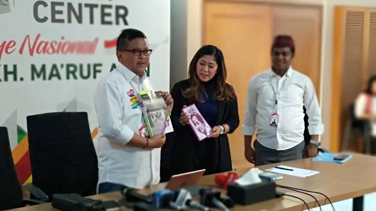 Agar Paham Siapa Cut Nyak Dien, Tim Jokowi Kirim Buku Sejarah SMP ke Hanum Rais (Liputan6.com/Putu Merta)