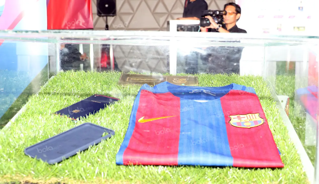  Jersey Barcelona FC dan Oppo smartphone F1 plus FCB Edition  dipajang pada acara kerjasama Oppo dan FC Barcelona di Kawasan SCBD, Jakarta, Kamis (21/7/2016). (Bola.com/Nicklas Hanoatubun)
