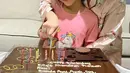 Selain mengucapkan selamat, Ayu Ting Ting mengaku kalau tak terasa kini Bilqis jadi anak gadis yang makin cantik sekaligus manis. Ia pun menuliskan pesan haru yang mengungkapkan jika selama ini Bilqis adalah salah satu sumber kekuatan dan semangatnya dalam bekerja.(Liputan6.com/IG/@ayutingting92)