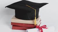 Ilustrasi buku tahunan, lulus, wisuda. (Photo created by Racool_studio on www.freepik.com)