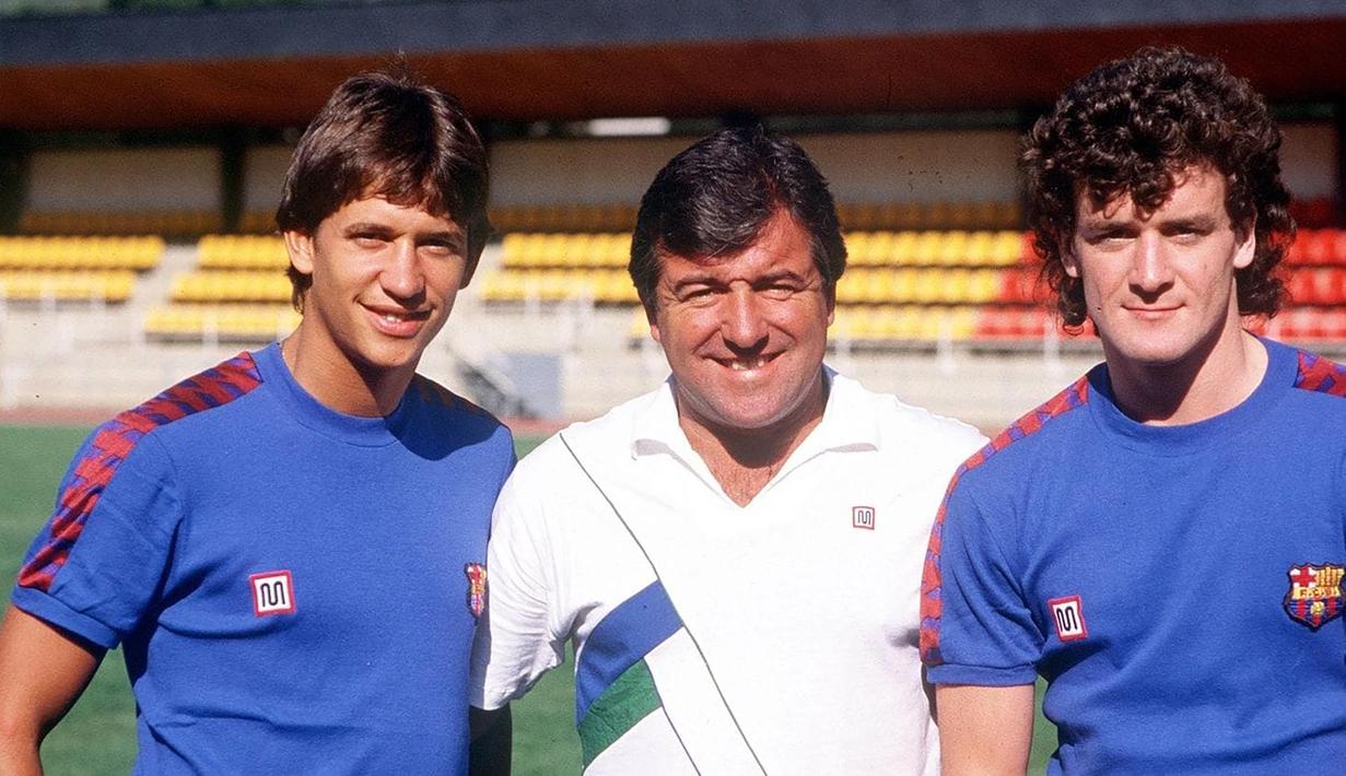 Gary Lineker (kiri). Striker Inggris yang kini berusia 61 tahun dan pensiun bersama Nagoya Grampus Juli 1994 ini pernah berseragam Barcelona selama 3 musim, 1986/1987 hingga 1988/1989. Dalam laga El Clasico 31 Januari 1987 ia membuat hattrick dan membawa Barcelona menang 3-2. (uefa.com)