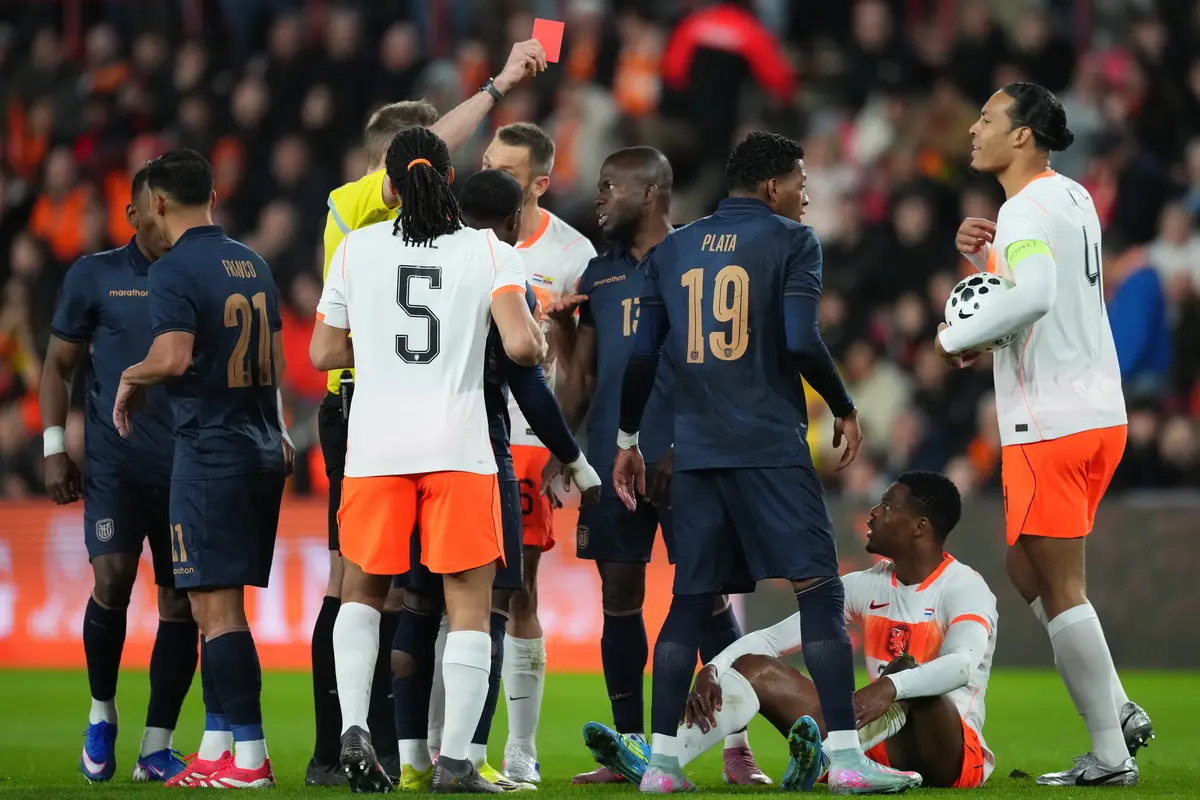 Wasit memberikan kartu merah pada Denzel Dumfries di laga uji coba antara Belanda vs Ekuador di Philips Stadion, Rabu (01/04/2026) dini hari WIB.